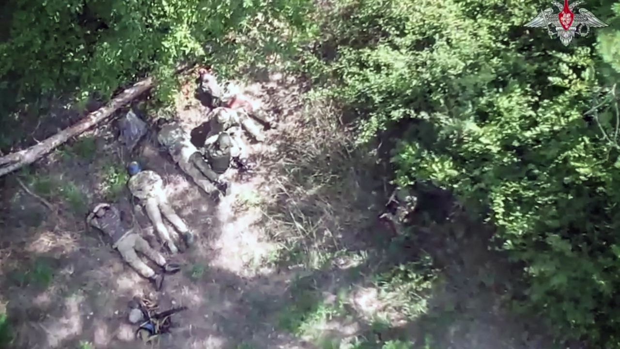 ATAQUES. Soldados ucranianos fueron capturados por las fuerzas rusas en la región de Kursk, intensificando la confrontación en un área clave del conflicto.