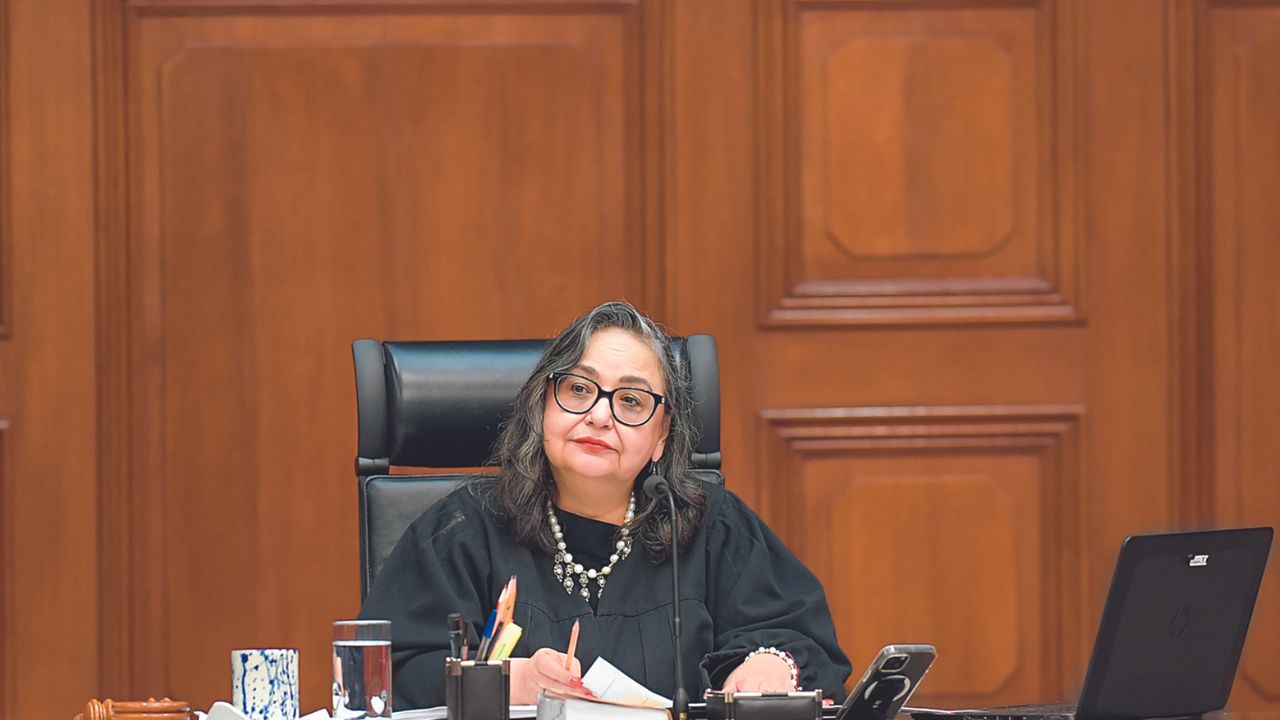 Defiende Claudia mayoría en la Cámara baja Después que Xóchitl Gálvez, excandidata presidencial de Fuerza y Corazón por México, anunció que impulsará un juicio contra la sobrerrepresentación de Morena y aliados, Claudia Sheinbaum, virtual presidenta electa, aseguró que esta no existe en las Cámaras y llamó al Tribunal Electoral del Poder Judicial a actuar conforme a la Ley. "Lo que nosotros estamos diciendo es que (Tribunal Electoral) siga el mismo criterio que ha seguido en las últimas definiciones de los diputados y diputadas plurinominales", comentó. Tras reunirse con los gobernadores de la región noroeste del país, Sheinbaum aseguró que la asignación de los legisladores en las Cámaras será algo que "a algunos no les gustará, pero es lo que decidió el pueblo de México", sentenció. Por ello, la virtual presidenta electa insistió en que el Instituto Nacional Electoral (INE) ha determinado anteriormente el número de legisladores para cada partido político, por lo que ahora el Tribunal Electoral del Poder Judicial deberá definirlo conforme a Ley. "Que no sea diferente (el Tribunal Electoral) a como se hizo en el 21, a cómo se hizo en el 18, y a como se hizo en 2015", concluyó. /ARMANDO YEFERSON FRASE "Lo que nosotros estamos diciendo es que (Tribunal Electoral) siga el mismo criterio que ha seguido en las últimas definiciones de los diputados y diputadas plurinominales" Claudia Sheinbaum Virtual presidenta electa