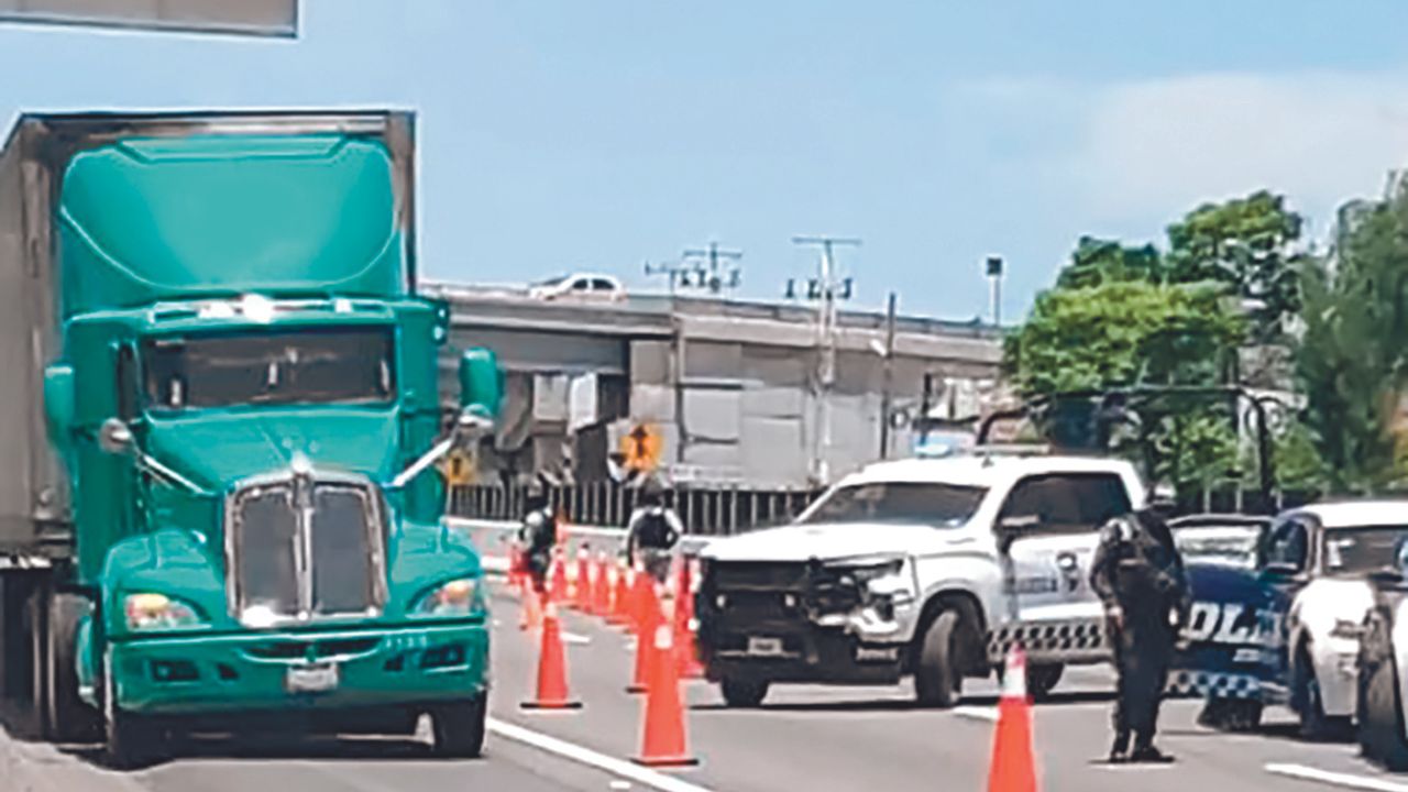 TRABAJO. El periodista fue a la carretera Panamericana para cubrir la muerte de un hombre atropellado.