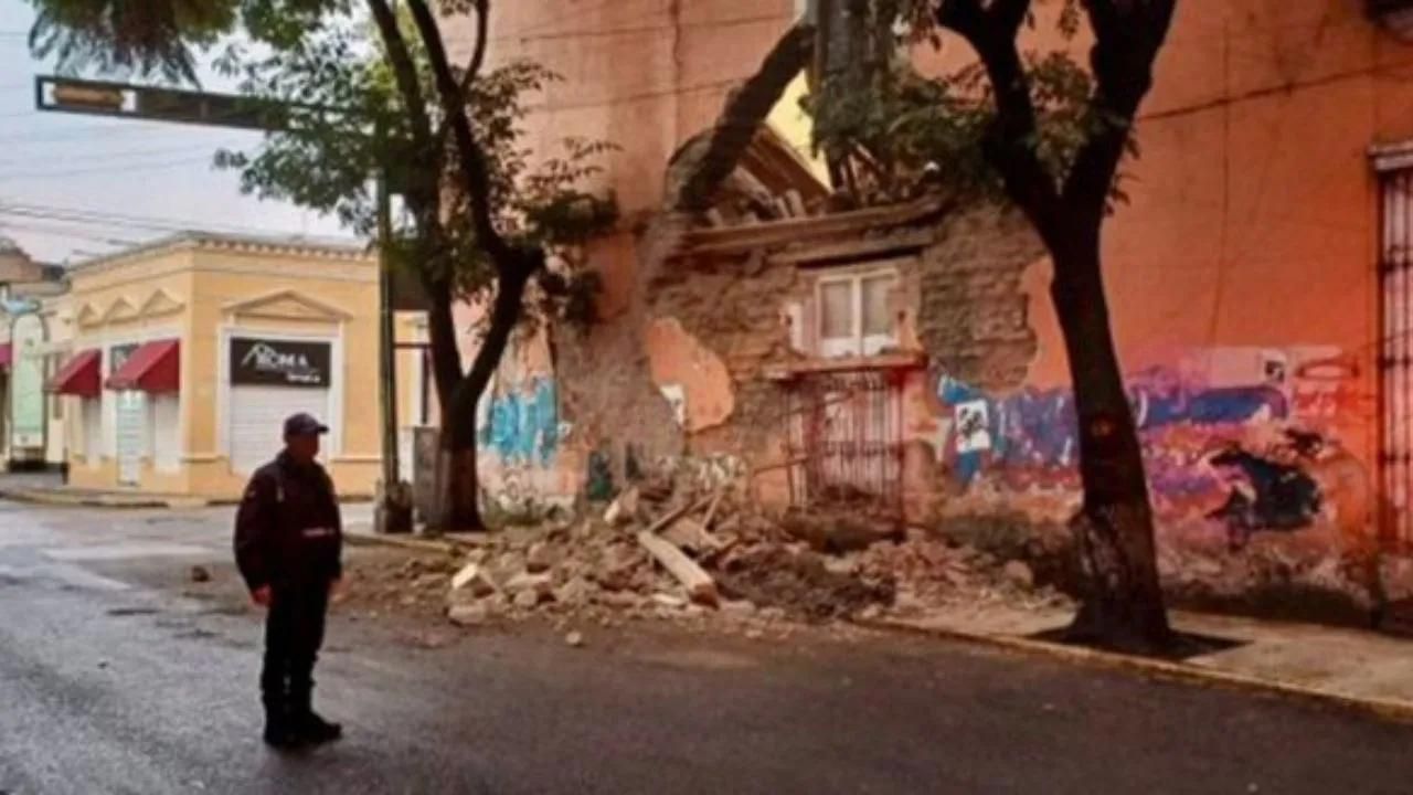 DAÑOS. El frente del inmueble se reblandeció por las tormentas de los últimos días.