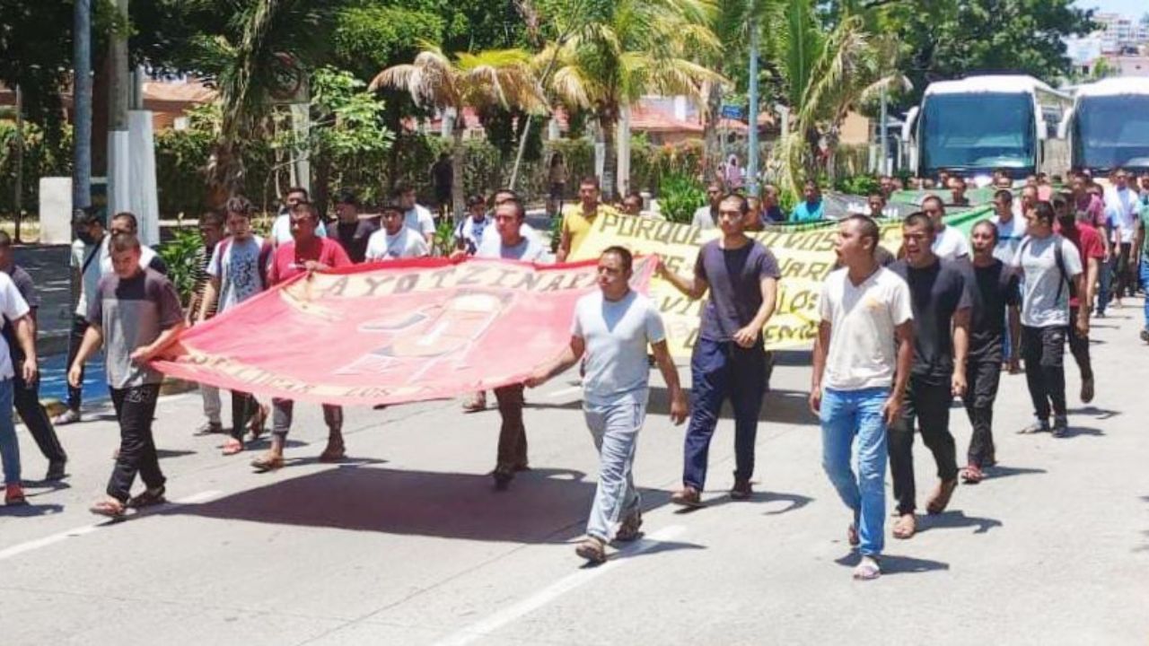 Alumnos de la normal rural Raúl Isidro Burgos de Ayotzinapa marcharon del Palacio Federal al antimonumento de los 43, donde llevaron a cabo un mitin en la víspera