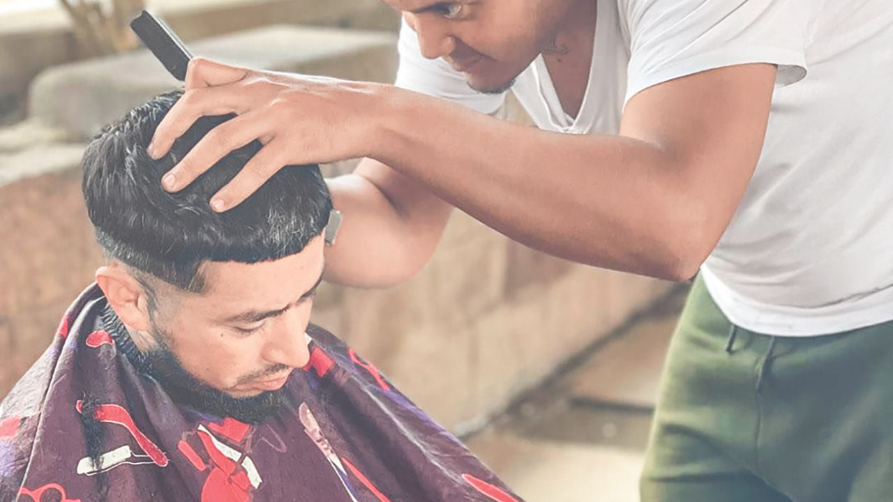 APOYO. Amigos del Tren ayuda a migrantes con regaderas de agua caliente, baños dignos, agua potable, barbería, podólogo que atiende a los extranjeros y carga de celulares, entre otras cosas.