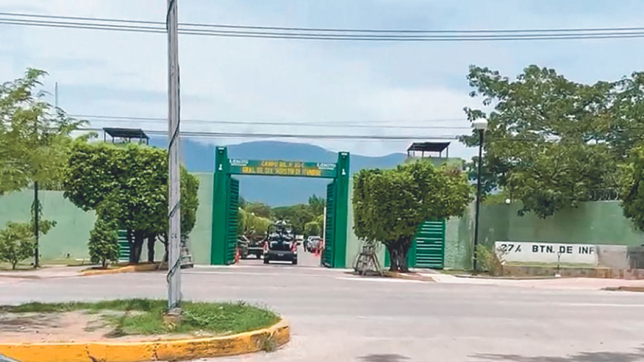 RASTREO. Los padres de los normalistas y autoridades ingresaron a las 10:00 horas al cuartel para la jornada de rastreo.