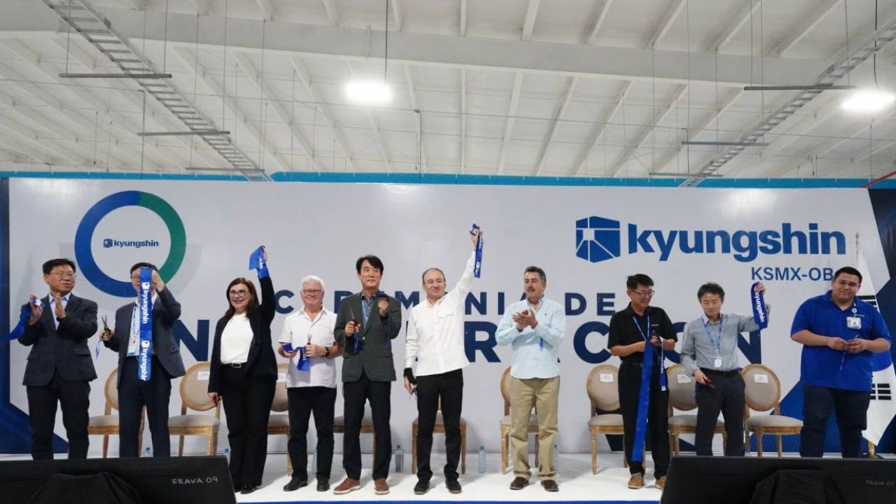 SONORA. Junto con directivos de Kyungshin México-Obregón, el gobernador recorrió la nueva planta.