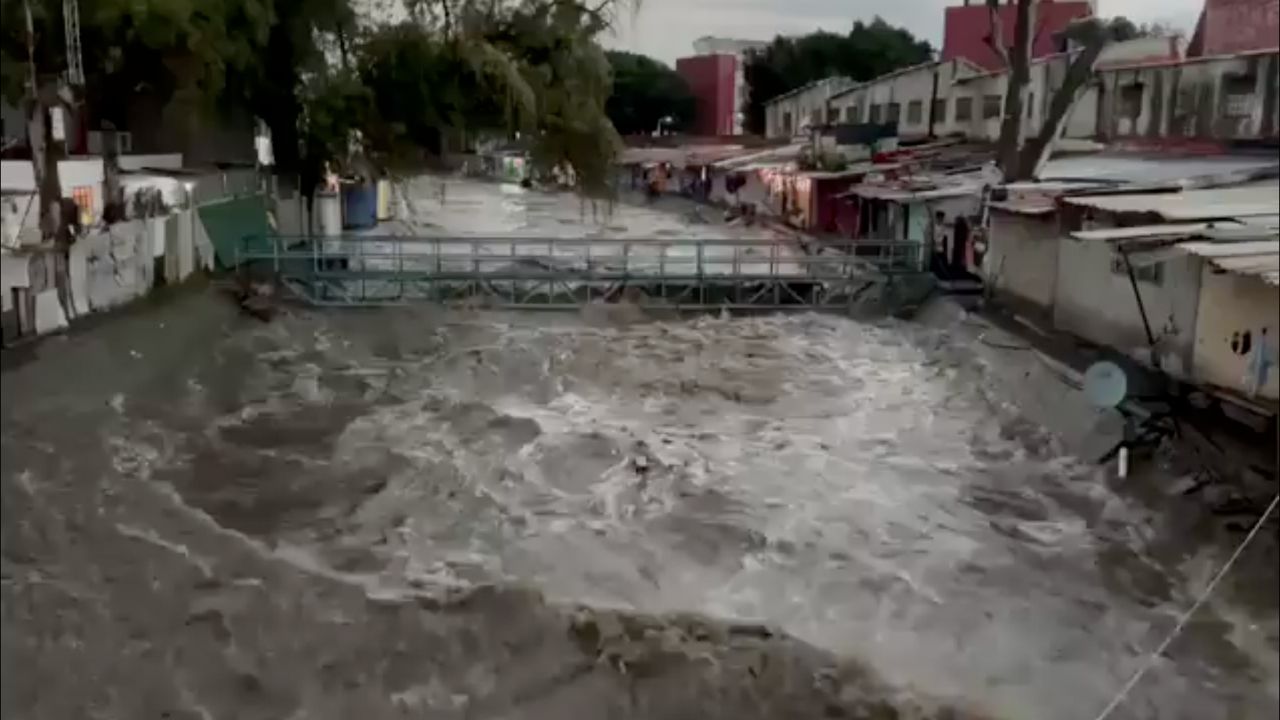 PELIGRO. Decenas de casas asentadas a la orilla del río estuvieron en riesgo.