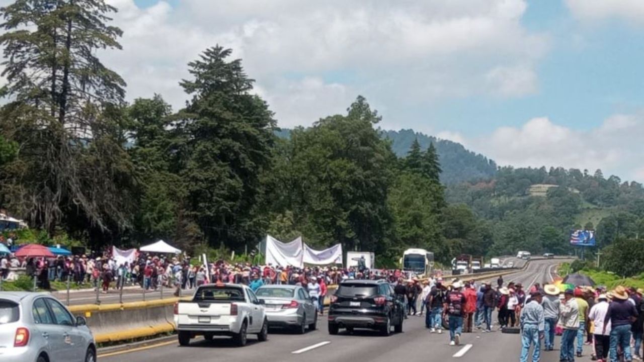 SIN PASO. Los manifestantes comenzaron su protesta alrededor del mediodía de ayer.SIN PASO. Los manifestantes comenzaron su protesta alrededor del mediodía de ayer.