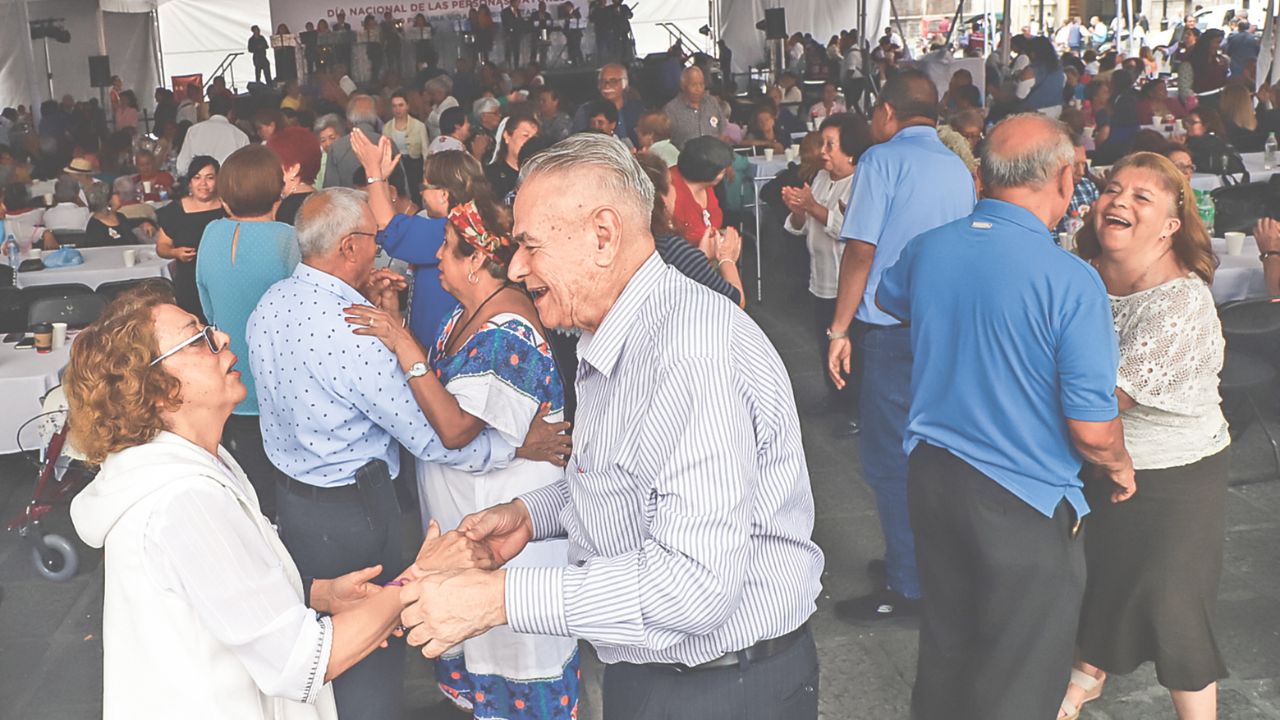 Festejo. Bajo carpas colocadas en la Plaza de Santo Domingo, los adultos mayores sacaron sus mejores pasos al ritmo de danzón y disfrutaron de una comida.