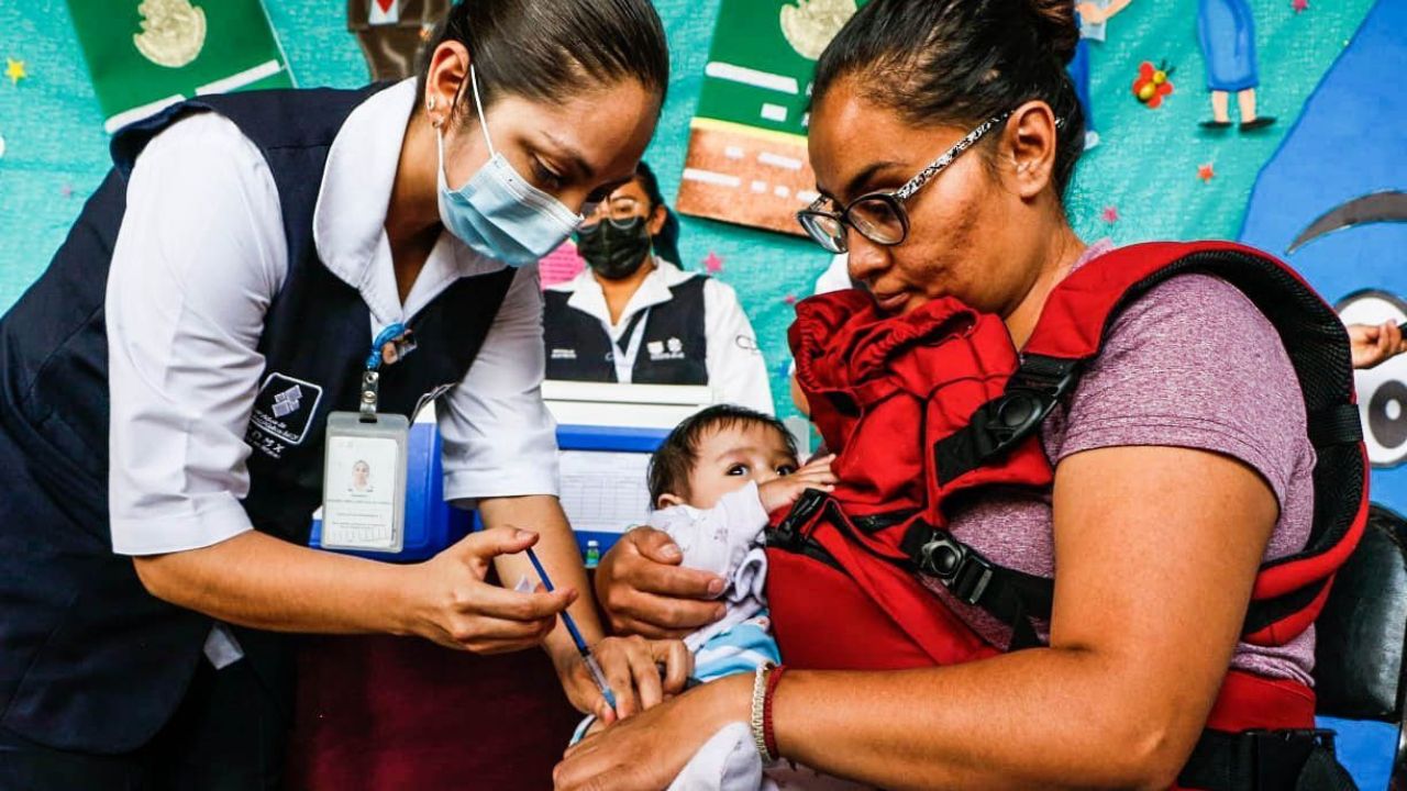 Prioridad. En la jornada de salud se intensifica la vacunación a niñas y niños, de cero a nueve años, quienes reciben las dosis que les haga falta.