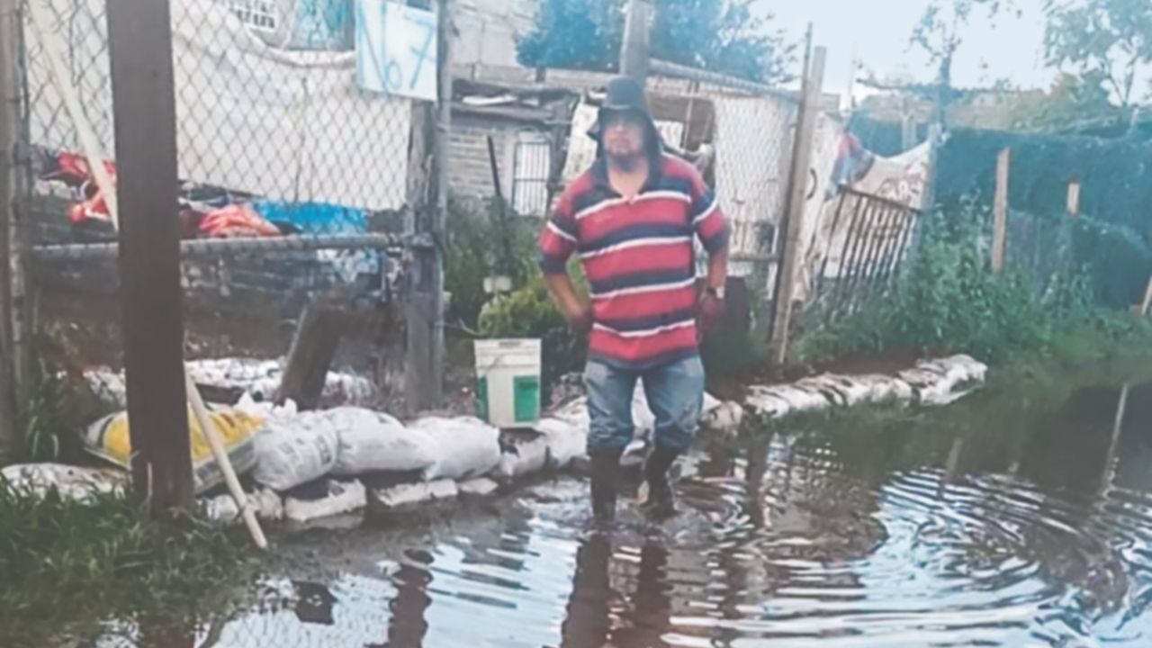 Apoyo. Vecinos de diversas colonias de la alcaldía Tláhuac sufren por el desbordamiento de un canal, alertaron diputados panistas.