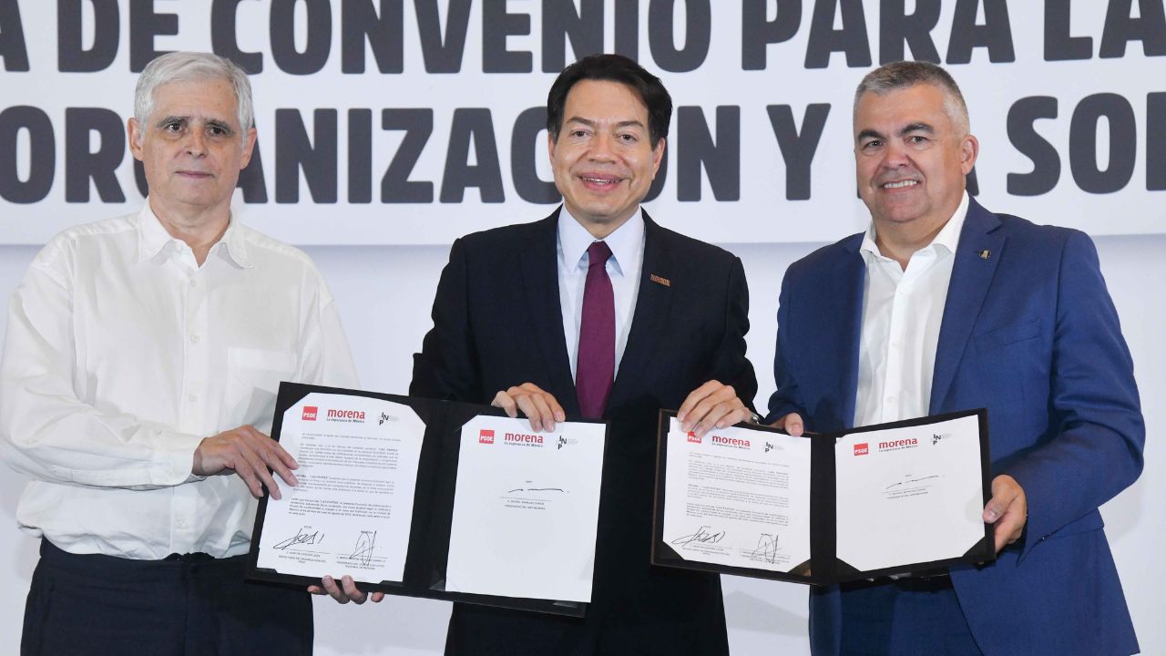 Pacto. Mario Delgado, Rafael Barajas El Fisgón y Santos Cerdán, miembro del Partido Socialista Obrero Español, tras firmar el acuerdo.