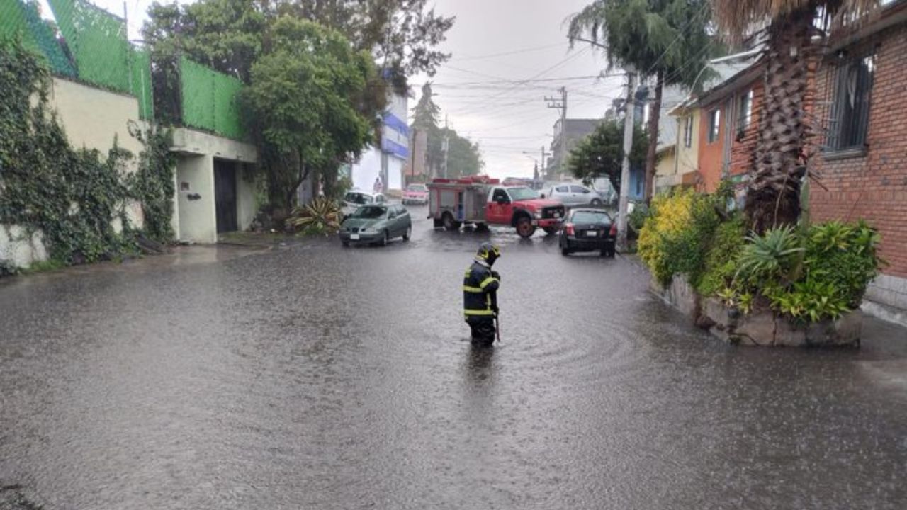 Labor. Los vulcanos desazolvaron una calle de la colonia Lomas de Padierna.