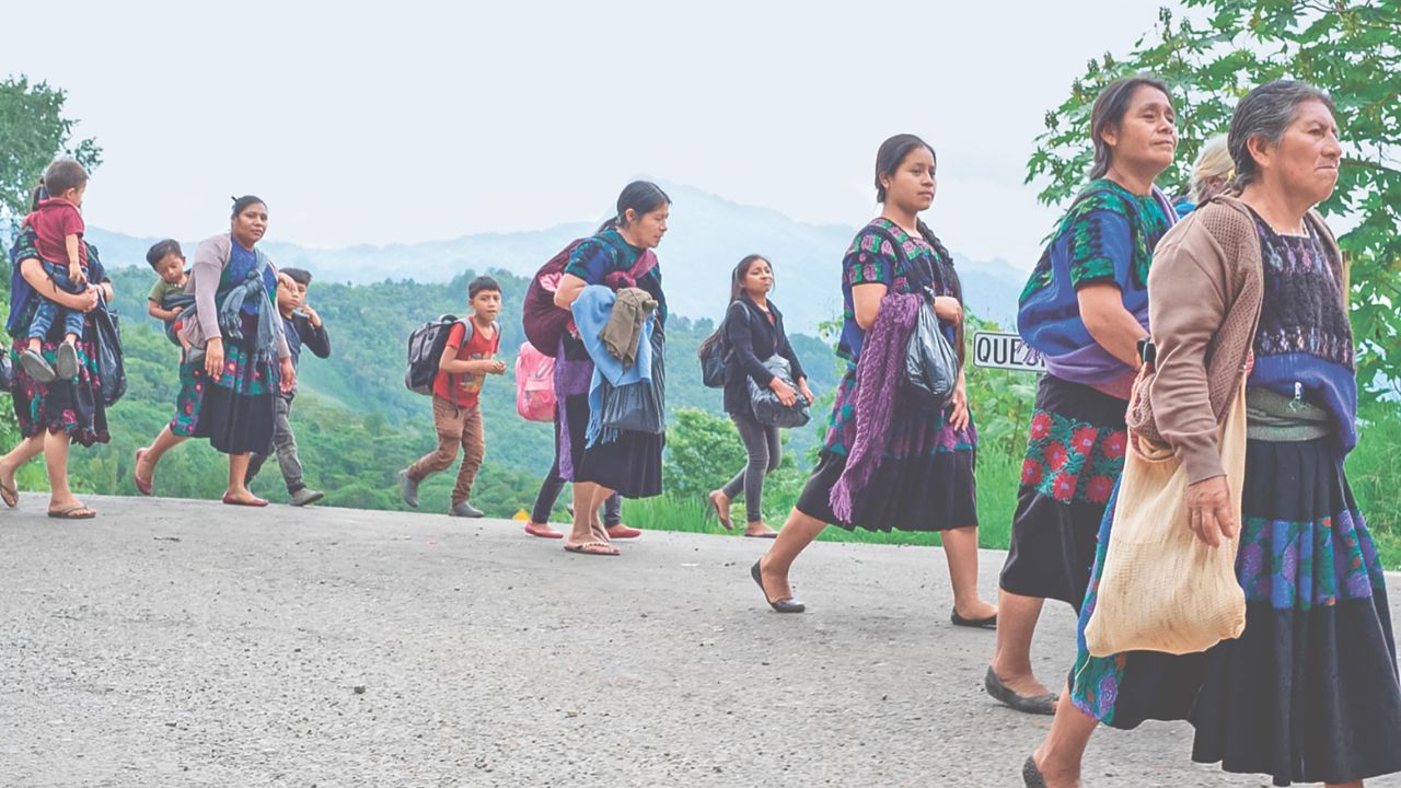 Impacto. Familias huyen de sus hogares en busca de sitios seguros.