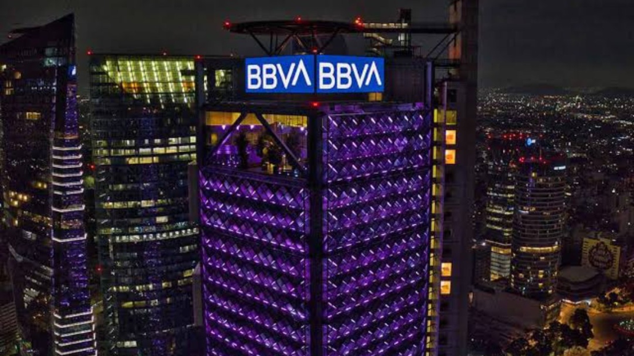 Foto: X@amadeline/ Armys solicitan iluminar de morado la torre BBVA