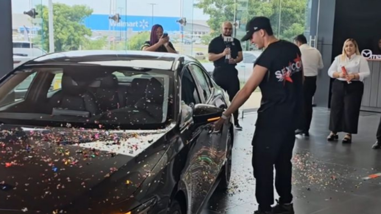 Foto: Instagram@soy.atleta/Marco Verde recibe su auto de regalo por parte de Mazda