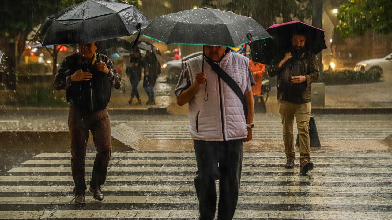 La onda tropical No. 17 se desplazará sobre el sureste de México, interaccionará con divergencia en altura, originando lluvias puntuales intensas con descargas eléctricas, rachas de viento y posible caída de granizo