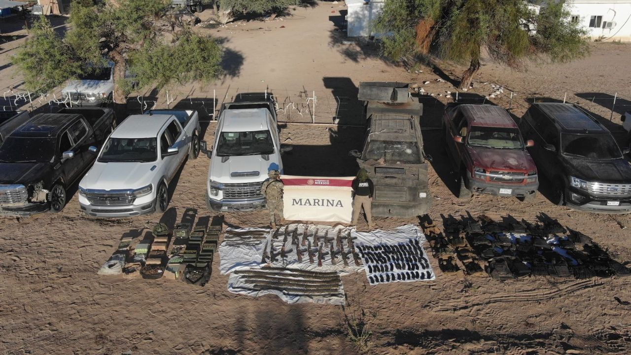 Elementos de SEMAR y AMIC llegaron al lugar por tierra para asegurar el vehículo y continuar con el operativo para dar con la localización de los presuntos criminales.