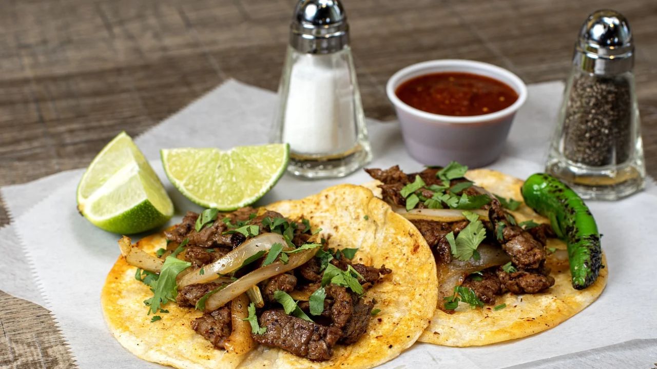 Desde tacos, alitas de pollo, guacamole y totopos son de los platillos predilectos para cuando las personas se reúnen a ver eventos deportivos