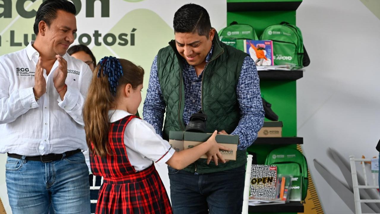 El Gobernador de SLP continuó con la entrega de mochilas, útiles, zapatos y cuadernos de trabajo del programa "Potosí para la Educación"