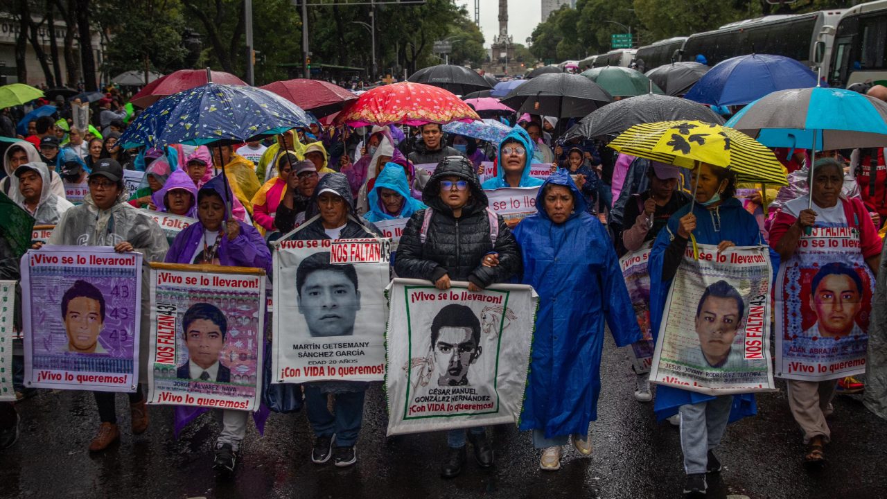 Hoy se cumplió una década de que 43 Normalistas de Ayotzinapa desaparecieron; 120 meses de que padres han recorrido un camino cuesta arriba