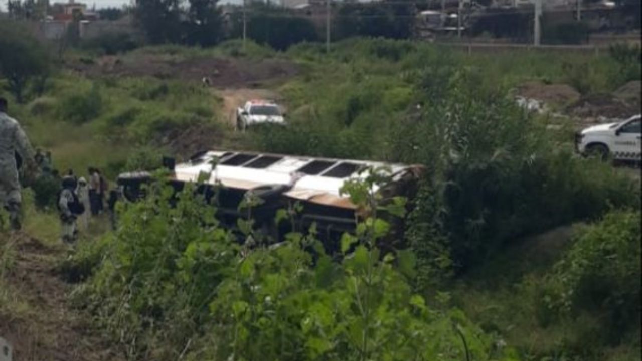 Una estudiante de Jalisco muere en volcadura de un autobús en Celaya: hay al menos 30 heridos