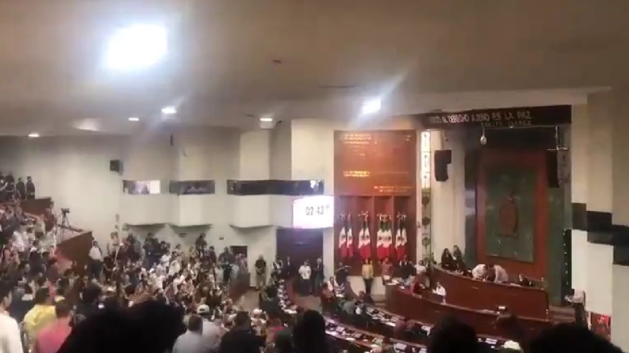 Irrumpen universitarios en Congreso de Sinaloa al grito: “Fuera Rocha”