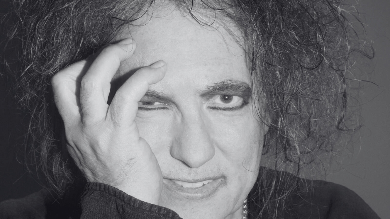 Robert Smith retratado para Capitol Records.