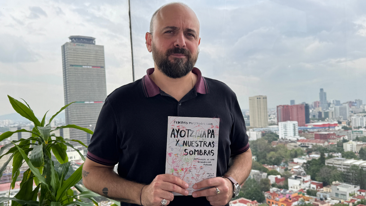 El periodista italiano Federico Mastrogiovanni retratado con su libro, "Ayotzinapa y nuestras sombras. Mitologías de una desaparición forzada".