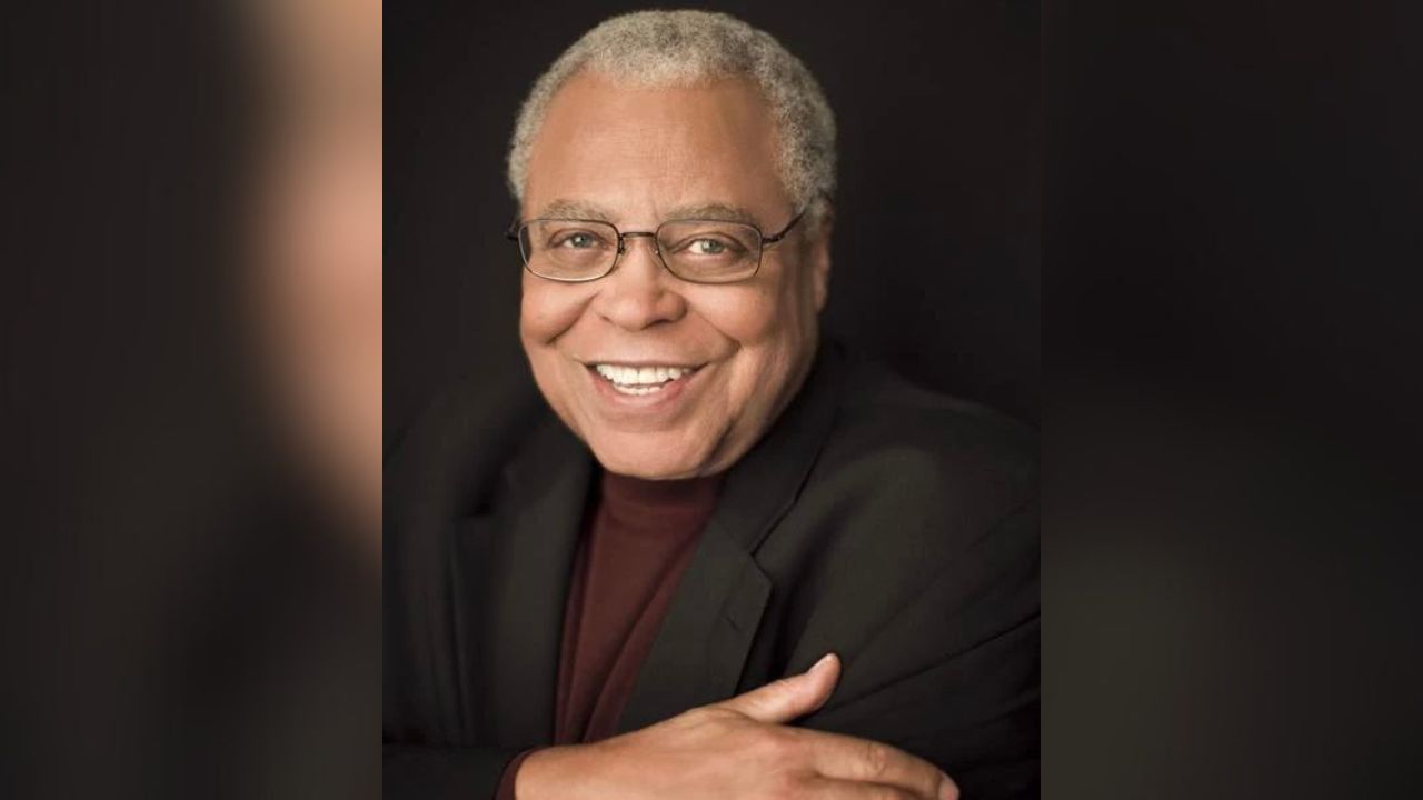 Él era James Earl Jones, quien daba voz a Darth Vader