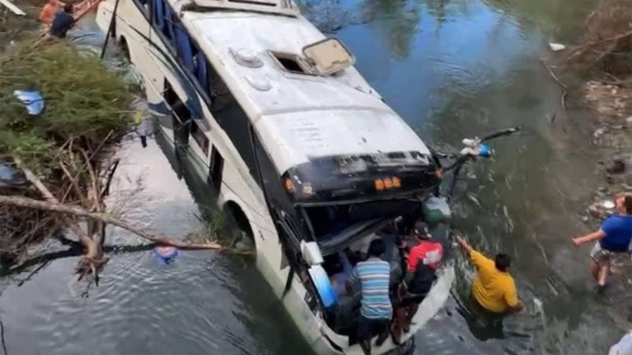 Autobús turístico vuelca en el tramo carretero La Hincada-El Naranjero; hay 25 heridos