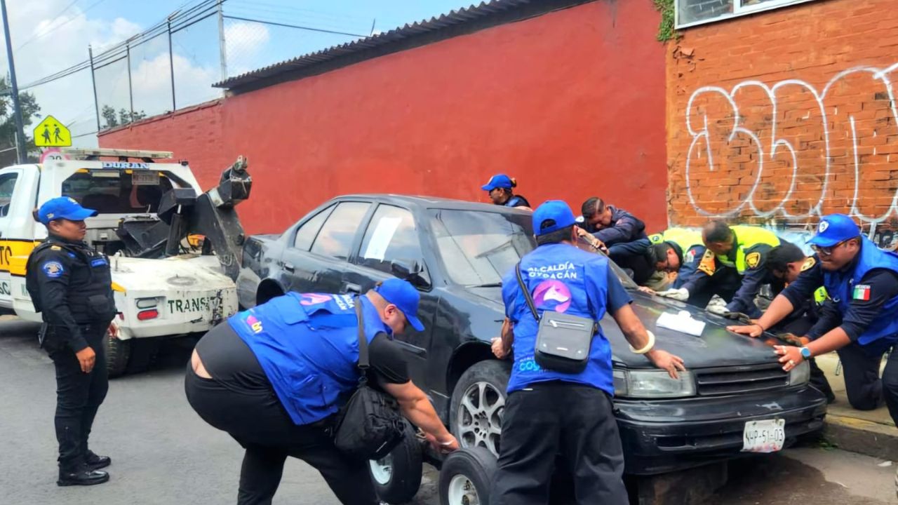 Operativos de chatarrización permiten retirar casi mil vehículos en colonias de Coyoacán