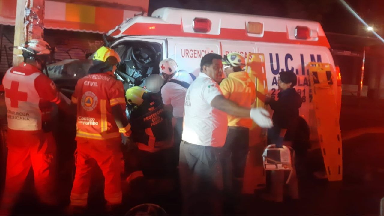 Puebla: Paramédico muere tras choque de ambulancia; trasladaban a un paciente