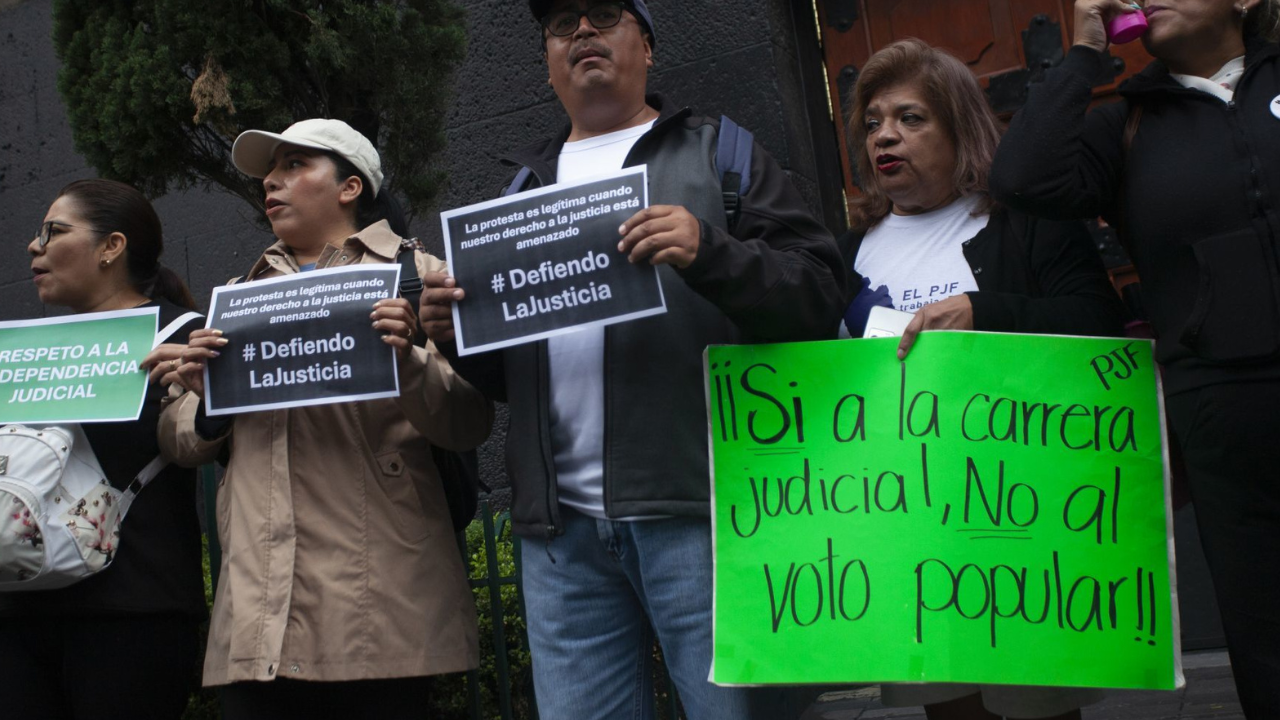 Los colectivos de la UNAM e Ibero se dieron cita a la movilización, por lo que llegaron al Ángel de la Independencia, minutos antes de las 9:00 horas de la mañana.