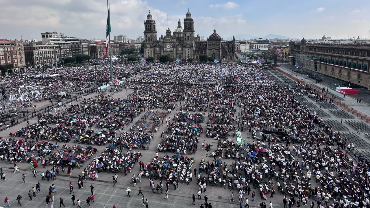 A media hora del Sexto Informe de Gobierno del presidente Andrés Manuel López Obrador, miles se reunen