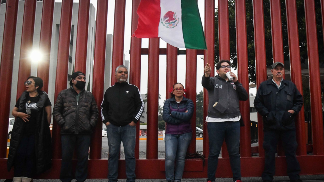 Trabajadores del PJ bloquean la entrada principal de San Lázaro