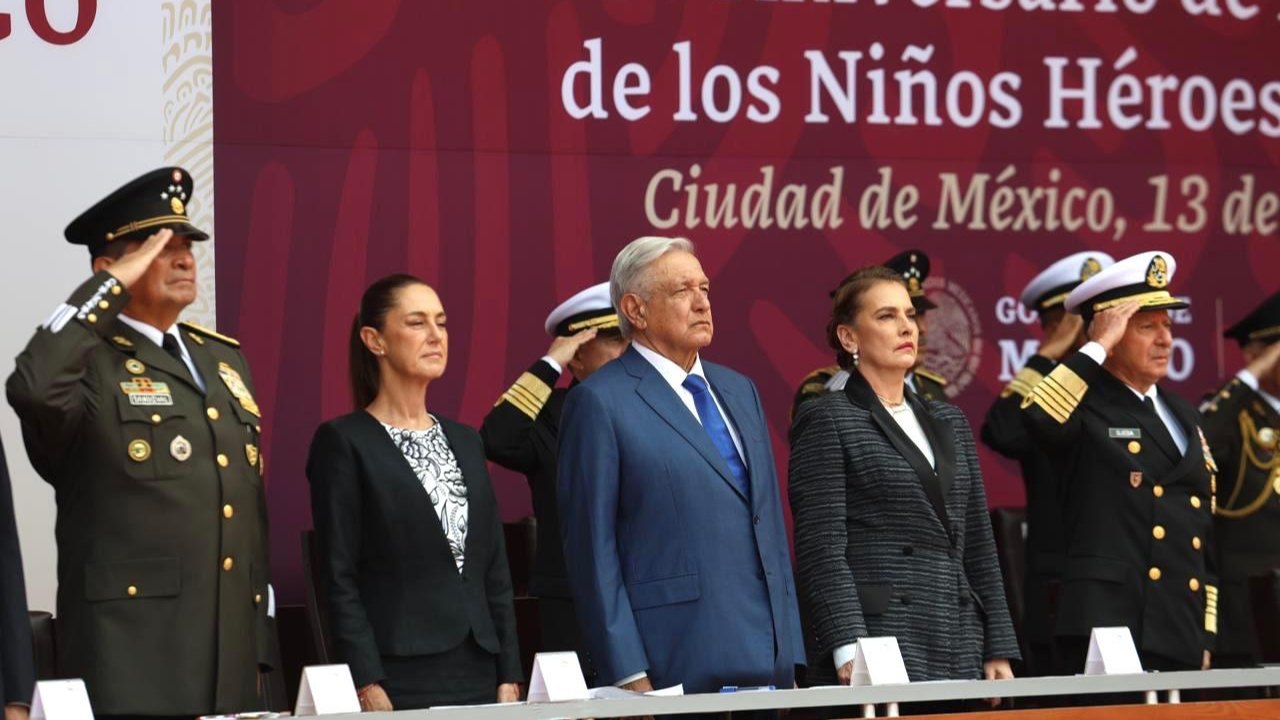 AMLO recorrió el camino hacia el Altar a la Patria, como parte de 177 aniversario de la Gesta Heroica de los Niños Héroes de Chapultepec