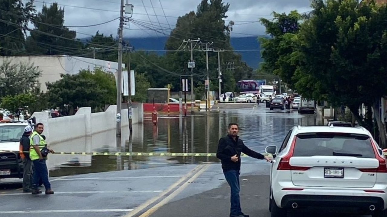 Este mediodía la tormenta tropical 'John' volvió a tocar tierra, ahora en las inmediaciones de Aquila, Michoacán.