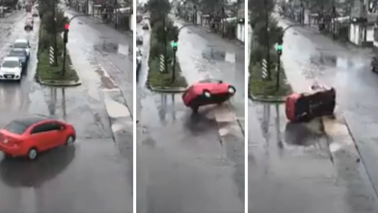 Un automóvil volcó luego de caer en un enorme bache, en una avenida de Puebla; el hoyo ya había sido reportado varias veces por los vecinos.