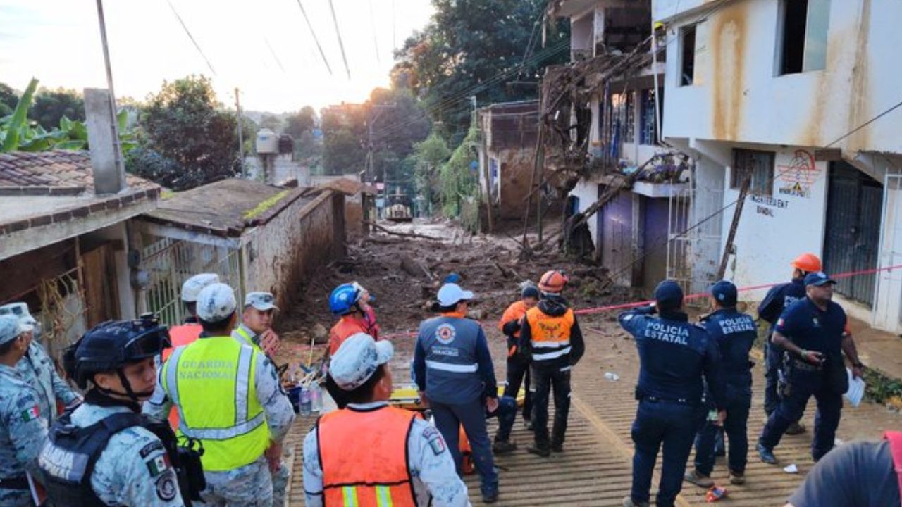 Cuatro personas y un perro lograron salir del lodo tras deslave de un cerro en Xalapa, pero tres más perdieron la vida, entre ellos, un bebé