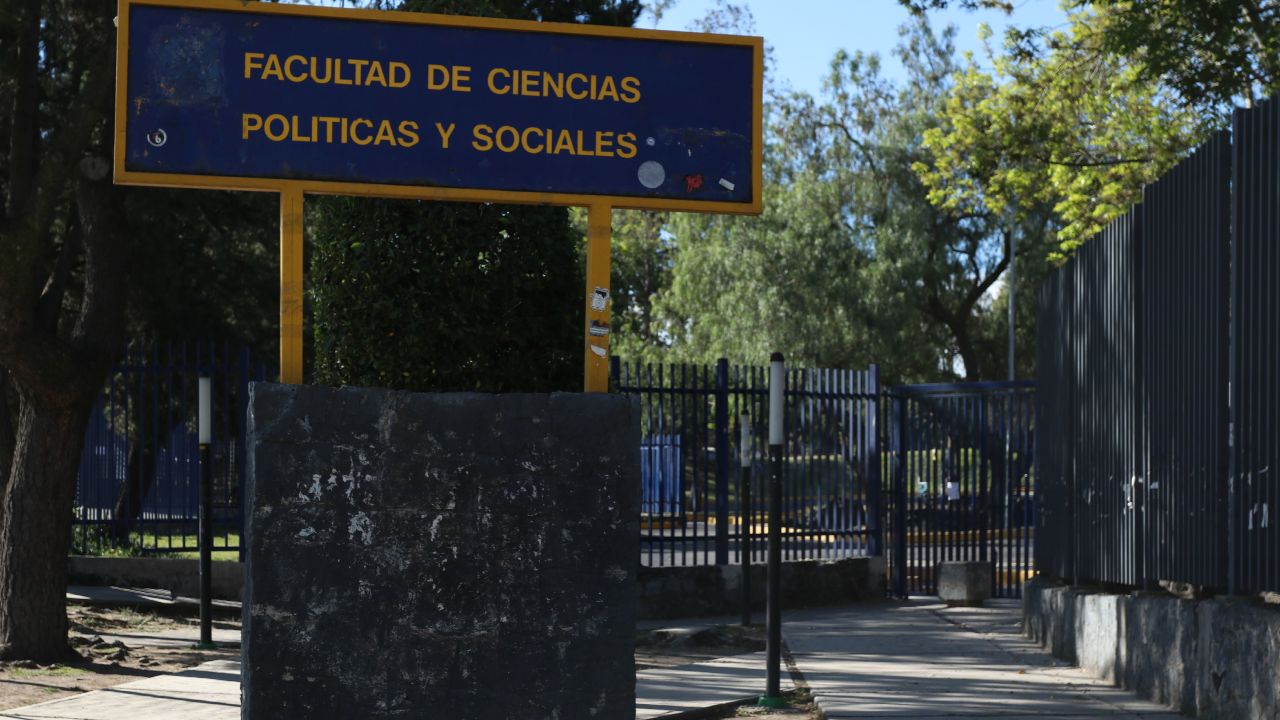 Un grupo de estudiantes tomaron las instalaciones de la Facultad de Ciencias Políticas y Sociales de la UNAM.