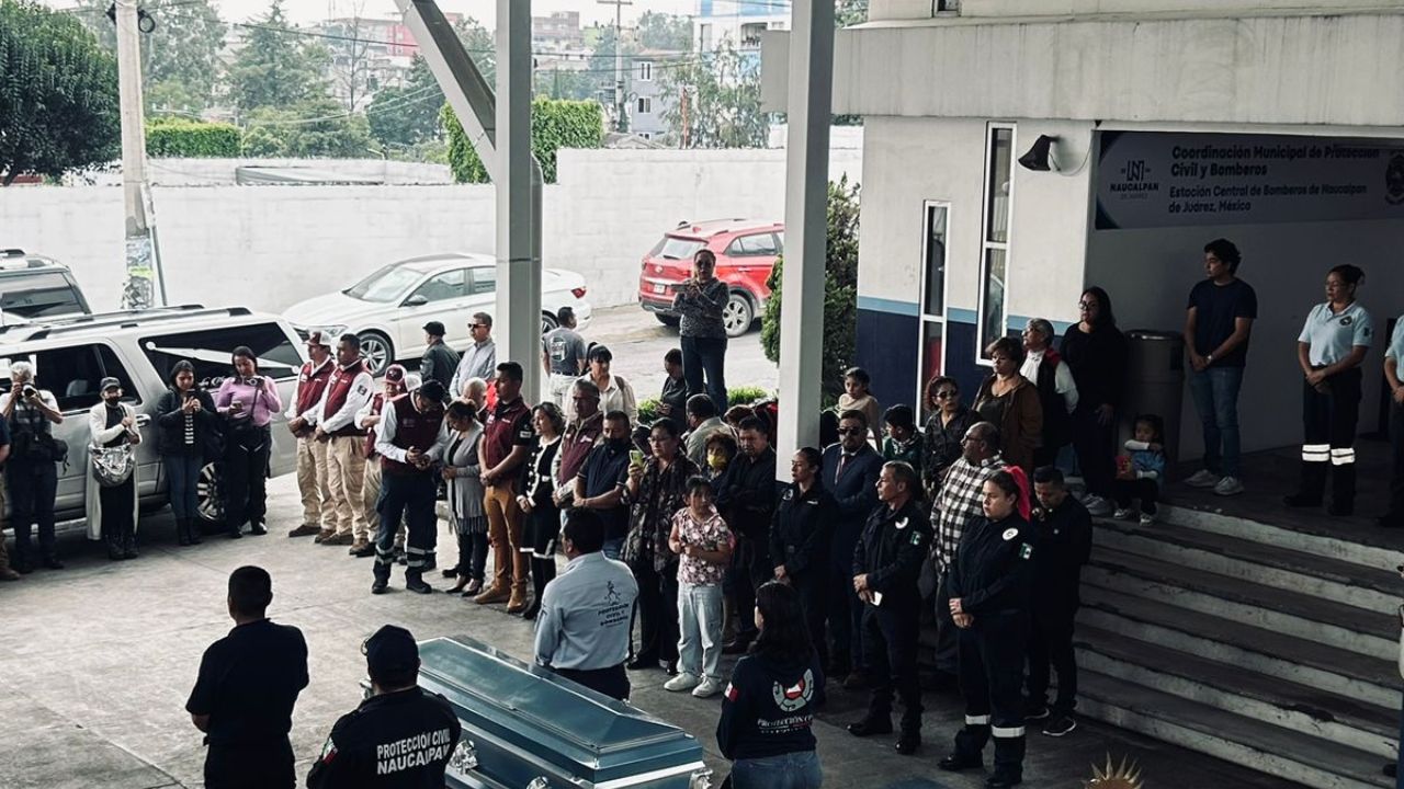 ADIÓS. Ayer, el elemento de Protección Civil de Naucalpan, muerto en el derrumbe de este martes recibió un homenaje de familiares y compañeros.