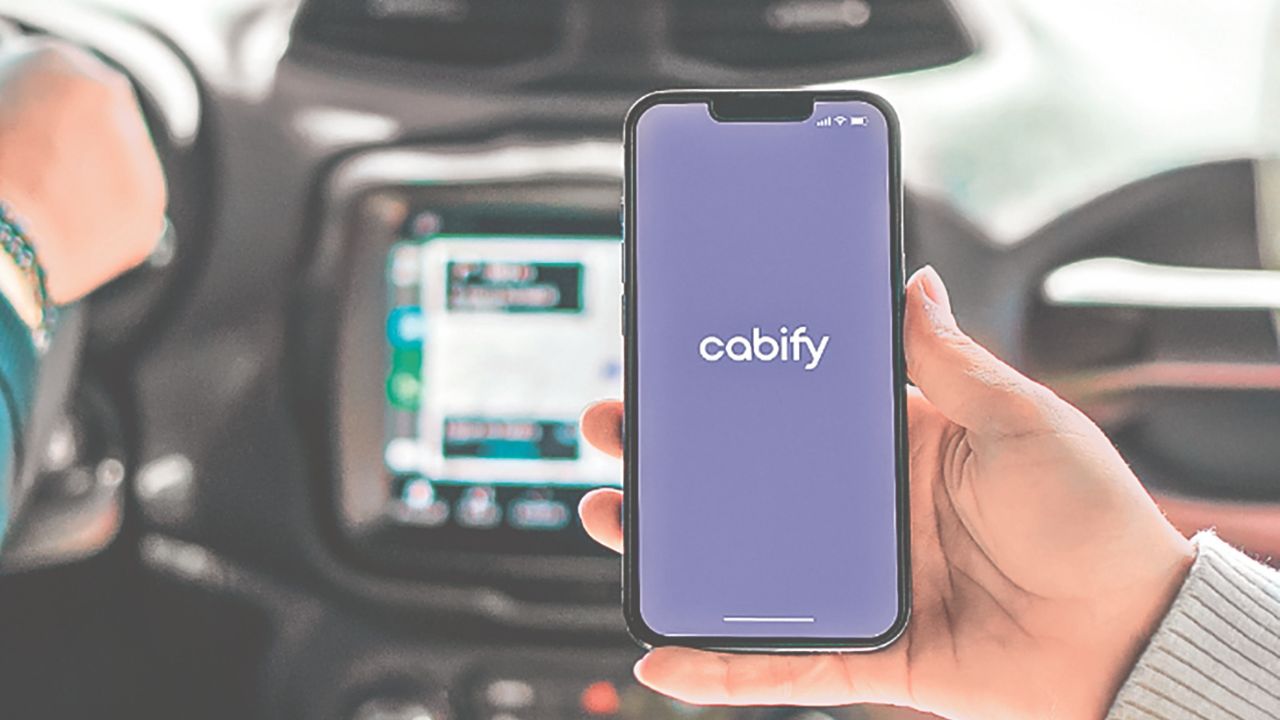 La empresa española de taxis de aplicación Cabify anunció que se retirará de México en octubre, tras 11 años de operación