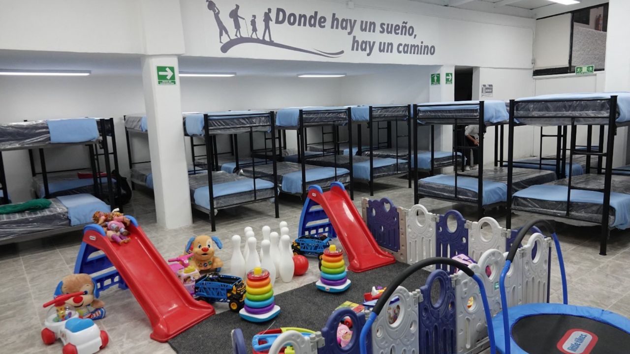 Equipado. Ubicado en la calle Roma 40, colonia Juárez, el recinto contaba con consultorio médico, servicio social, atención jurídica, área de juegos para niños, camas, sanitarios y comedor.