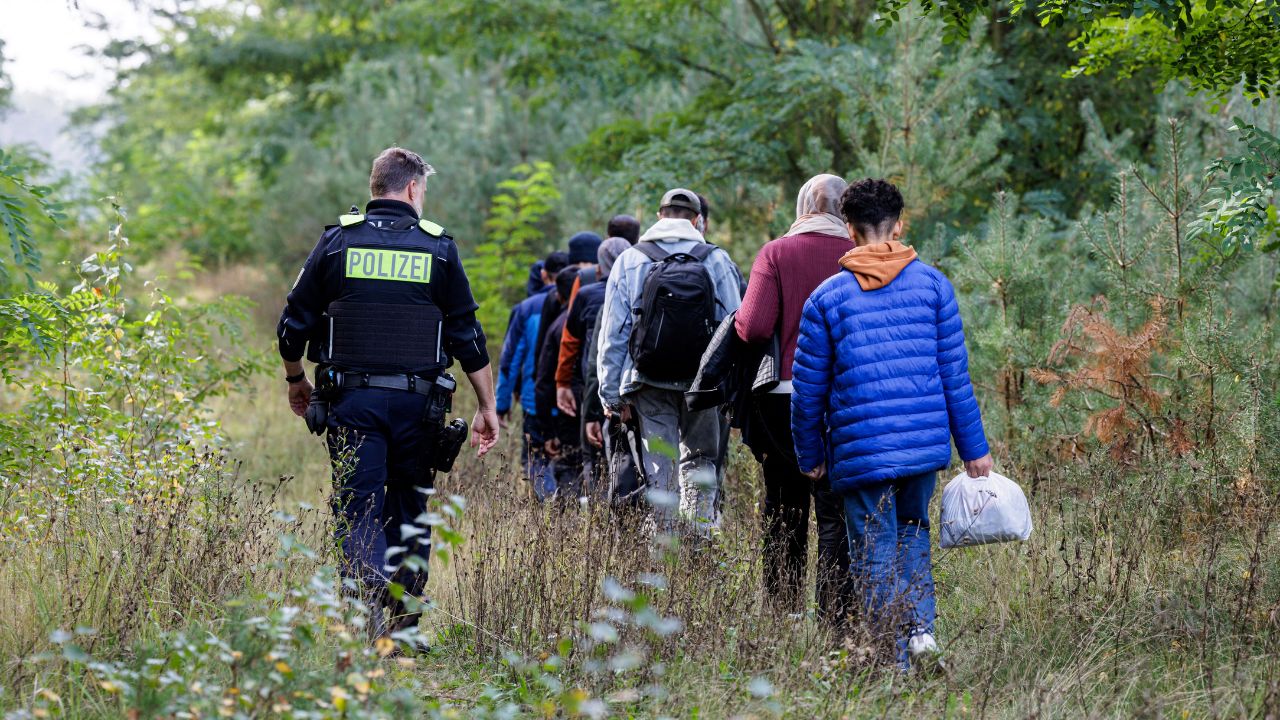 Alemania introducirá controles temporales en todas sus fronteras terrestres con el objetivo de frenar la inmigración irregular al país, informó una fuente gubernamental.