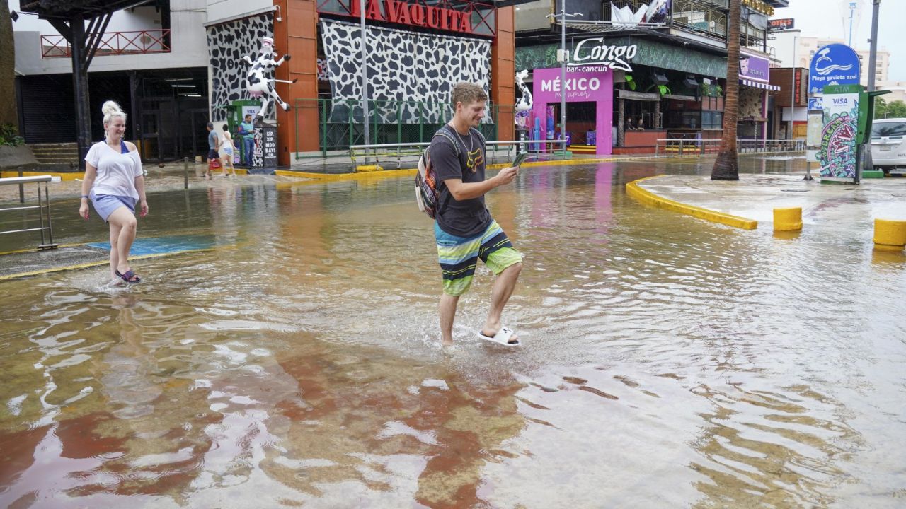 CANCÚN. La zona hotelera de Cancún reportó inundaciones por la caída de postes y árboles. Unos 67 mil turistas se refugiaron en albergues.