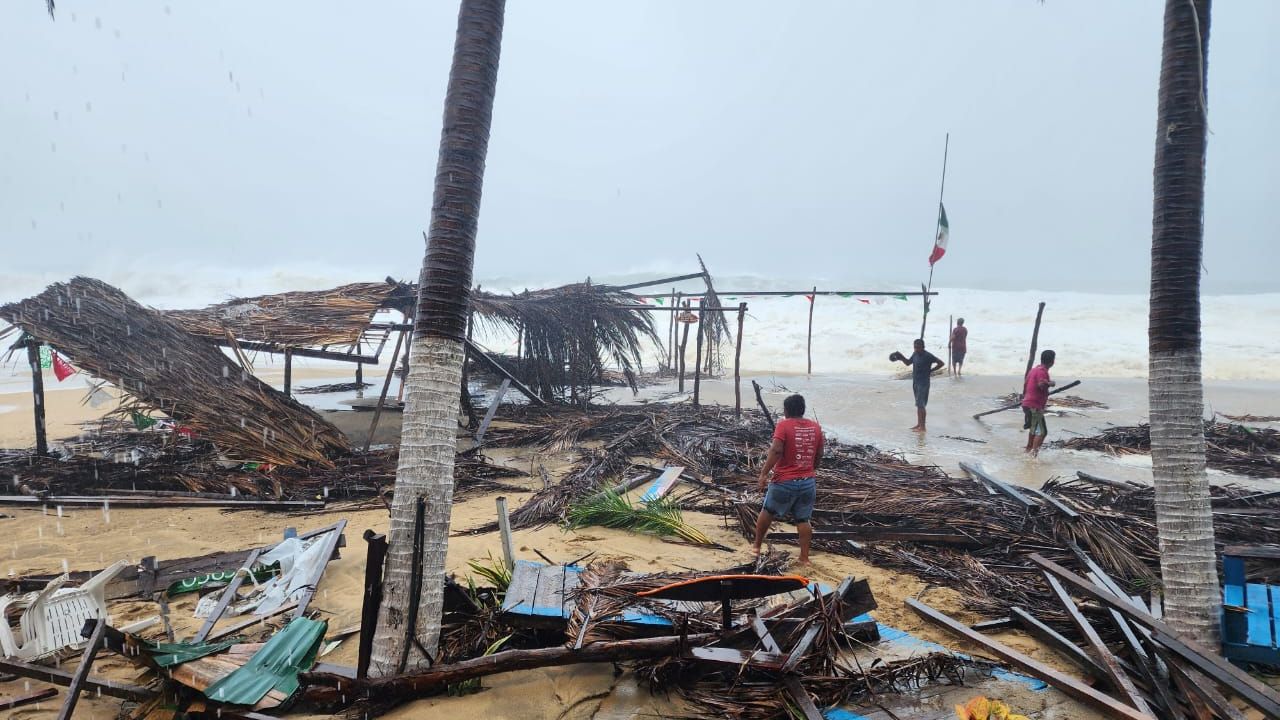 DAÑOS. Diversas partes de Guerrero quedaron damnificadas por el huracán, entre ellas Acapulco y la costa chica.