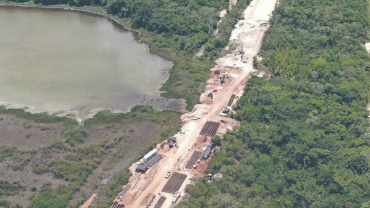 Planicie. En la zona, que tiende a inundarse cada temporada de lluvias, se construyó un terraplén para el proyecto ferroviario.