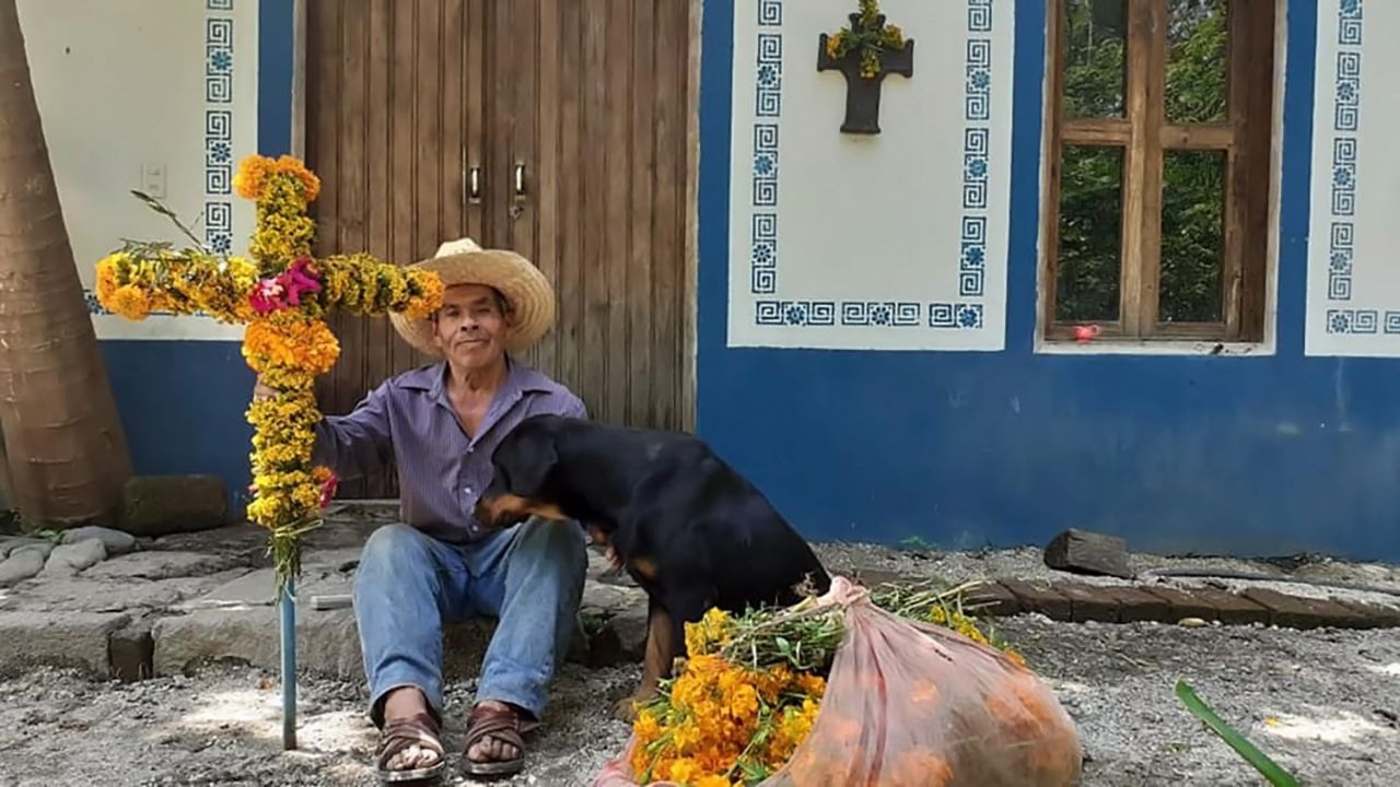 Productores arman cruces de pericón para proteger sus cultivos.