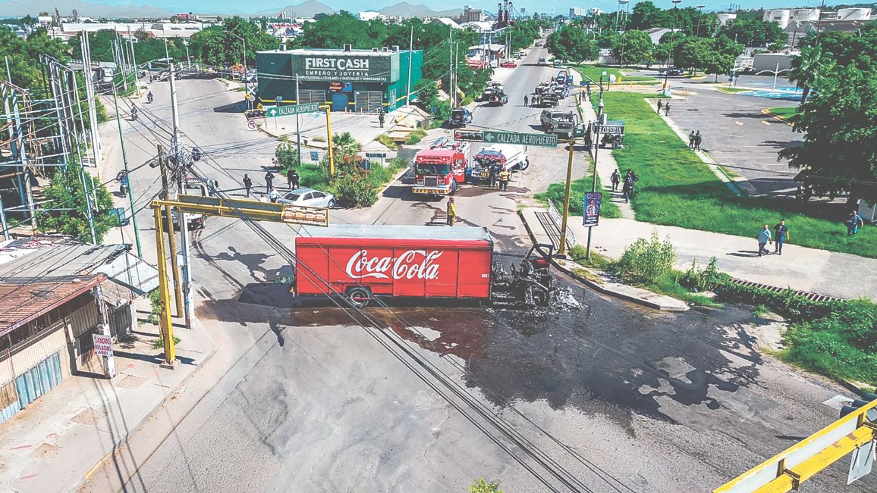 BLOQUEO. Un camión de una refresquera fue colocado y quemado para evitar el paso.