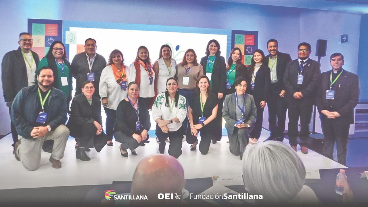 Galardón. Durante la ceremonia de premiación acudieron directivos y representantes de los 10 colegios finalistas del concurso.