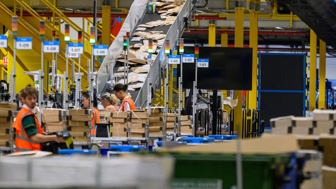 El gigante del comercio electrónico Amazon ordenó a sus miles de trabajadores corporativos en todo el mundo regresar a la oficina cinco días a la semana